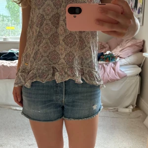 Levi's blå jeansshorts med rå kant - Snygga blå vintage jeansshorts från Levi’s!