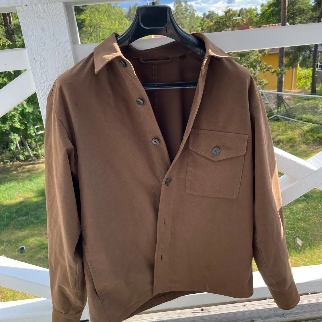 Brun overshirt med ficka och knappar
