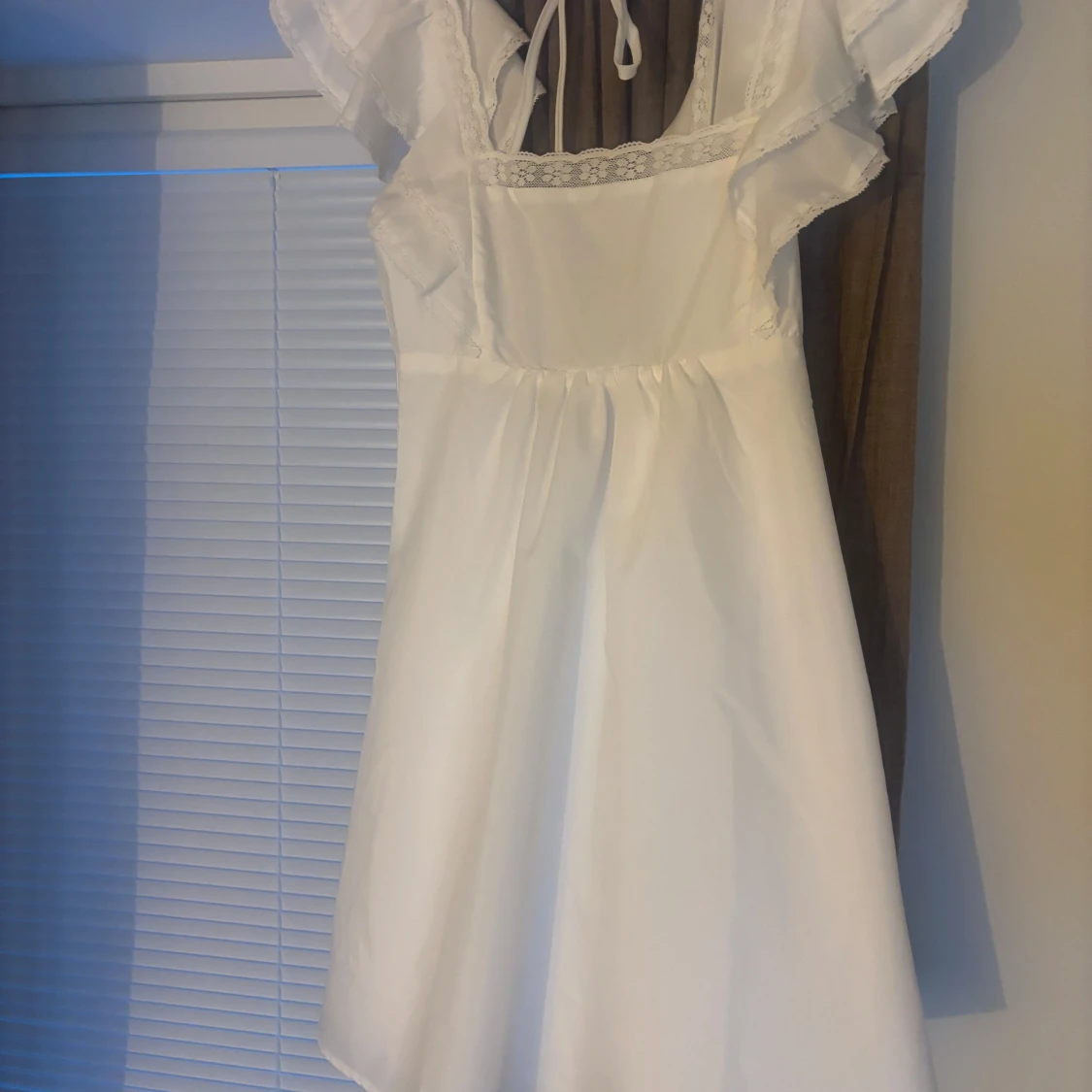 Vit kortklänning med volang från Lulus - 2