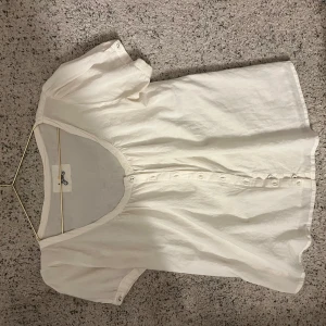Vit blus  - Säljer denna superfina vita toppen som inte kommer till användning, passar mig som vanligts vis har storlek S💕💕