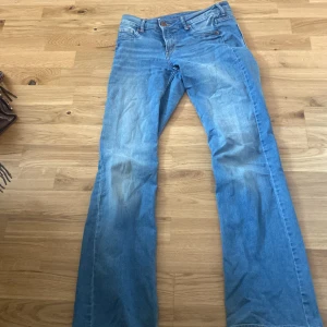 Blå bootcut jeans - snyggaste midwaist bootcut jeansen från hm. säljer för de är för små💕