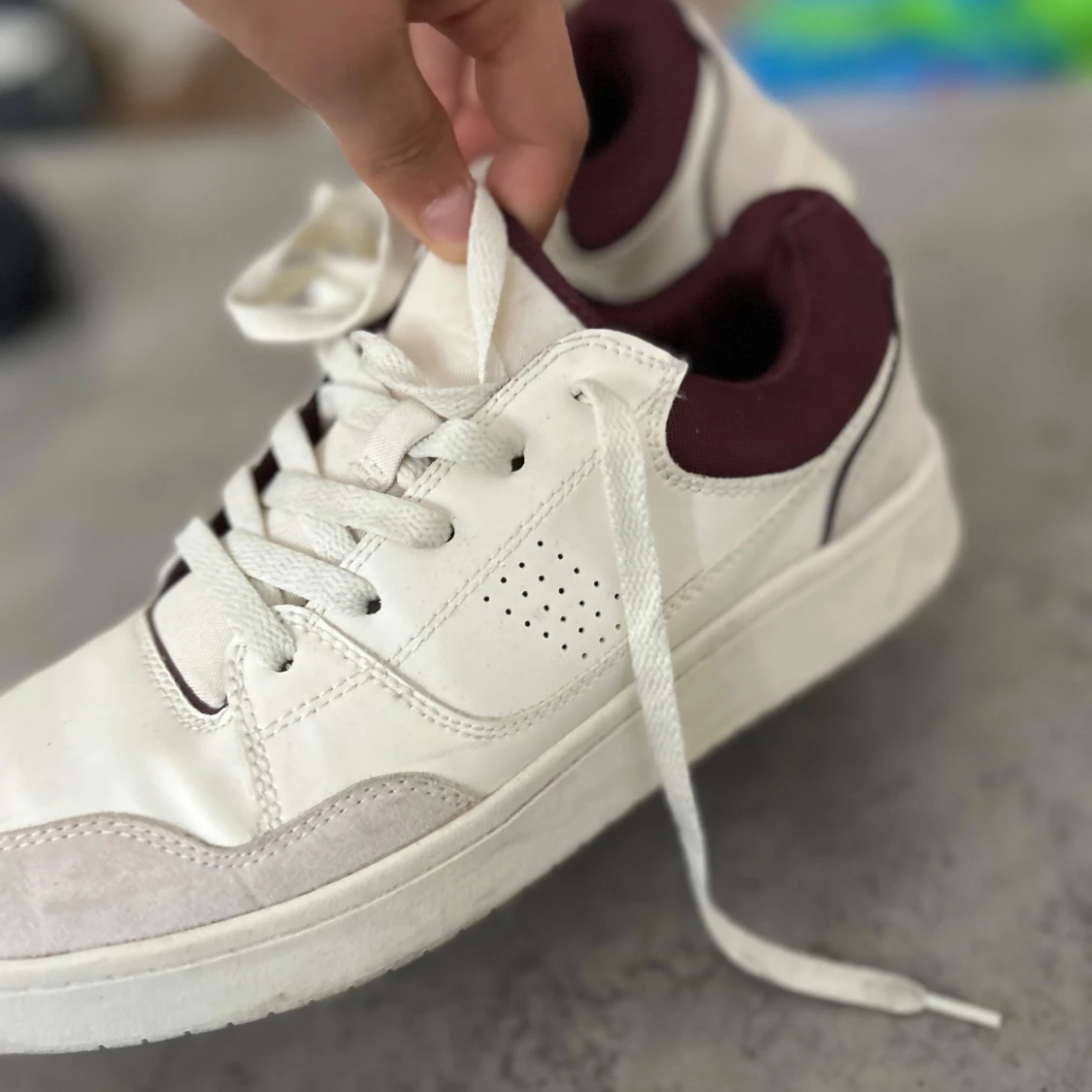 Vita sneakers med vinröda detaljer - 2