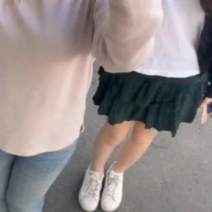 Mörkgrön volangkjol zara - Supersöt mörkgrön volangkjol. färgen är som på första bilden💓 säljer då den är för liten