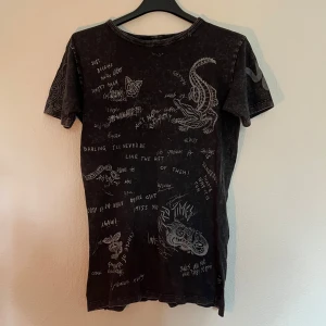 Replay tshirt - Säljer nu denna unika mörkgråa replay Thirt med text på. Storleken på den är S samt passform ”slimfit” storleken stämmer bra överens. Skicket är även bra 9/10. För fler frågor eller liknande är det bara att höra av sig