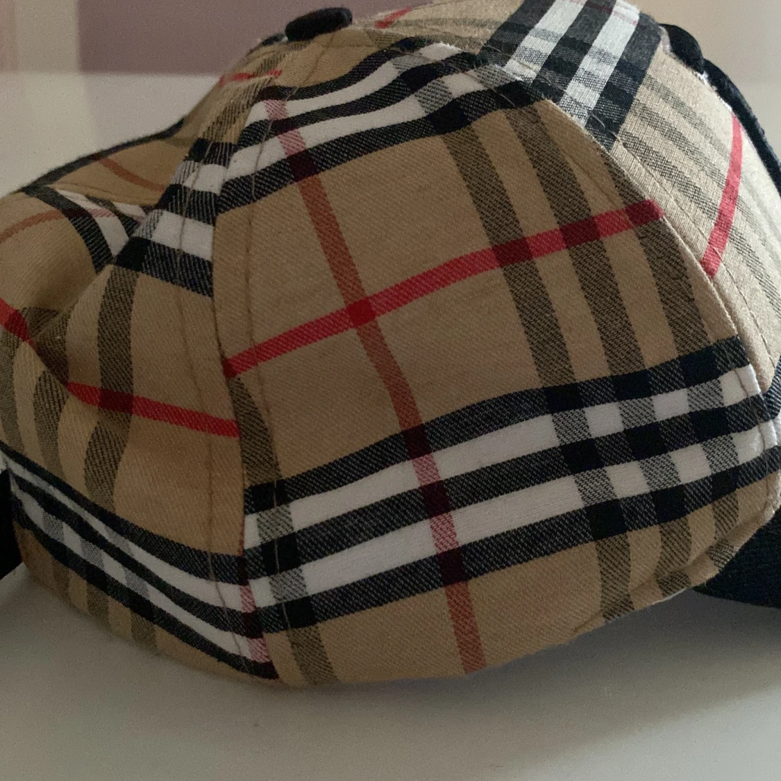 Burberry rutig keps med svart skärm - 1