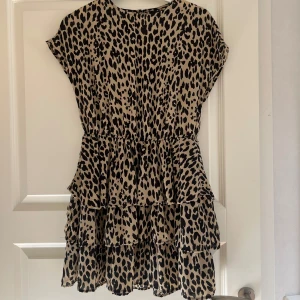 Lepopard mönstrad klänning - Säljer denna klänning med leopard mönster! Klänningen är ifrån Gina och i storlek 36💕