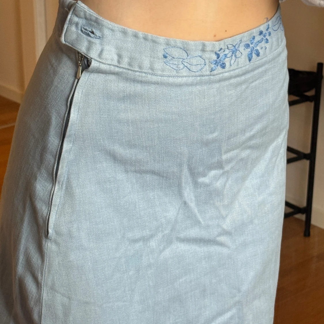 Ljusblå långkjol med broderi - 2