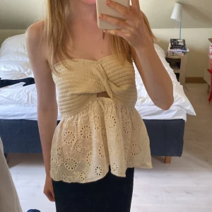 Zara topp - Jättefin topp från zara som tyvärr ej kommer till användning. Står storlek L men den passar ish mig som vanligtvis bär Xs/S💗💗