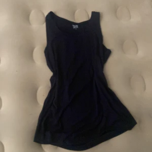 Svart ärmlös linnetopp Basic You - En svart, enkel och stilren ärmlös linnetopp från Basic You i storlek M. Toppen har rund halsringning och klassisk passform, perfekt att matcha med jeans eller kjol. Mjuk och skön, passar till många olika looks.