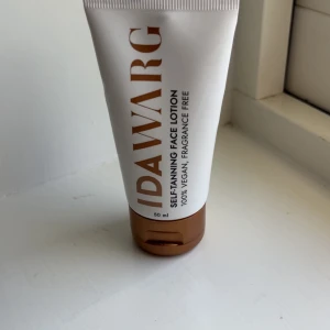 Ida Warg Self-Tanning Face Lotion - Ida Warg Self-Tanning Face Lotion är en vegansk och parfymfri brun-utan-sol för ansiktet. Ger en naturlig solkysst ton på bara 3 timmar. Kommer i en vit och brun tub på 50 ml. Perfekt för dig som vill ha glow utan doft. Endast testad 1 gång! Så nästan hela kvar!!💓
