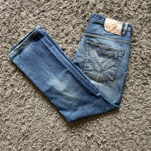 Voi Jeans urtvättade Stockholmsstil  - Riktigt snygga jeans från märket voi. Tvärfeta bakfickor. Passar W31 L32.