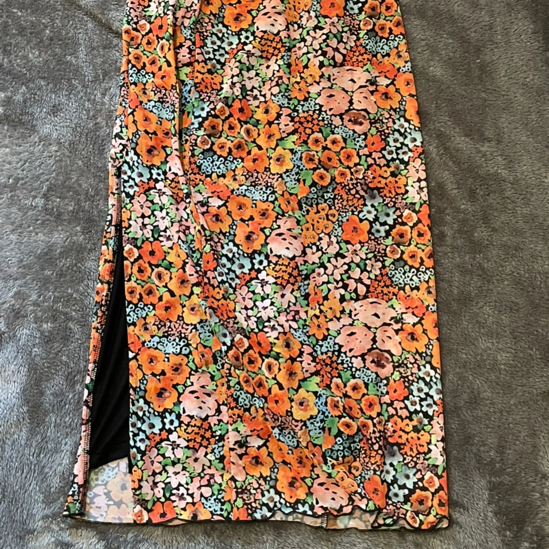 Blommig långkjol med slits - 1