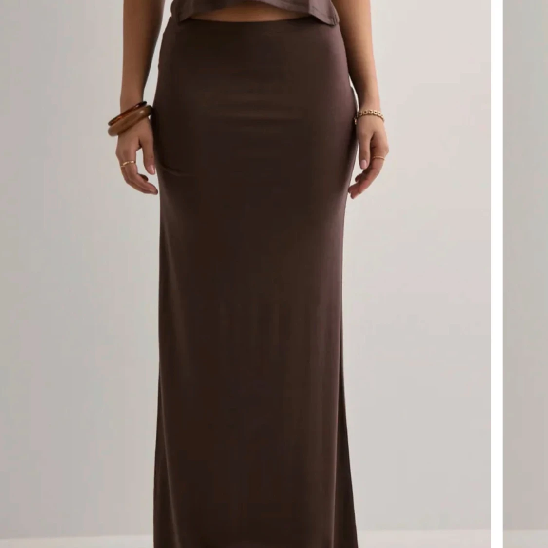 Brun långkjol i stretchigt material - 1
