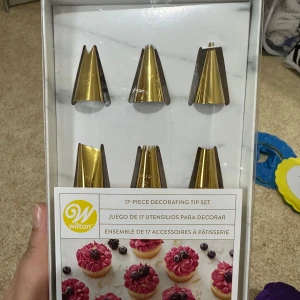 Bak tilbehör - Ny Spritsset med muffins formar taget av kanske 8 vardera och nya cake pop pinnar 