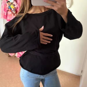 Svart tröja med knyte - Svart tröja med breda ärmar och knytband i midjan som ger en snygg siluett💓