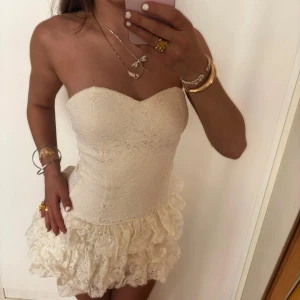 Spetsklänning med volanger  - Såå snygg vintage spetsklänning med volanger. Perfekt som studentklänning eller skolavslutning. Vaddering vid brösten o gummiband högst upp som håller uppe🌸Jage. 168 och det är mina bilder