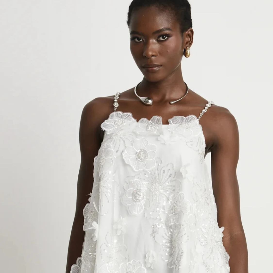 Vit blommig kortklänning med pärlband - 2