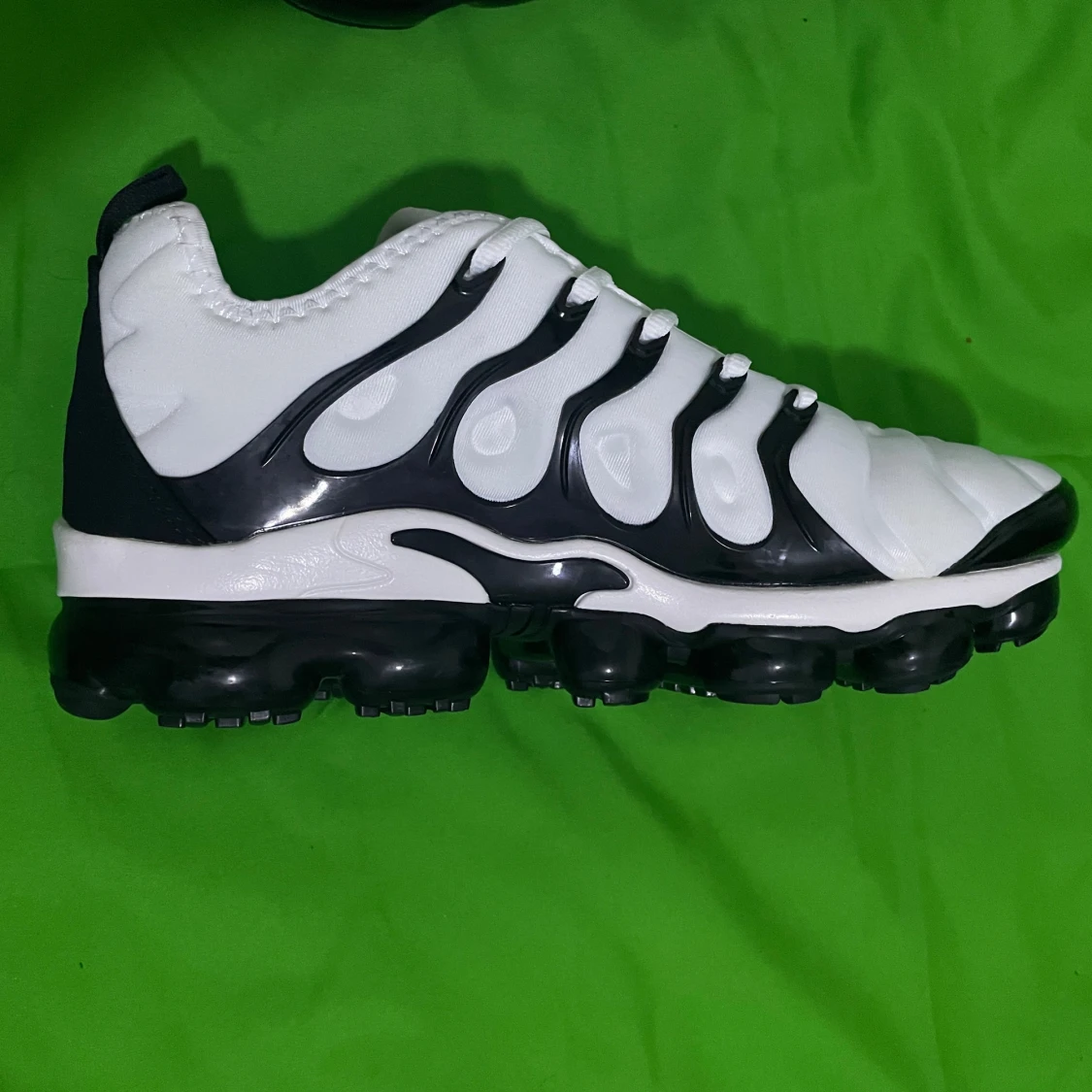 Svartvita sneakers med snörning