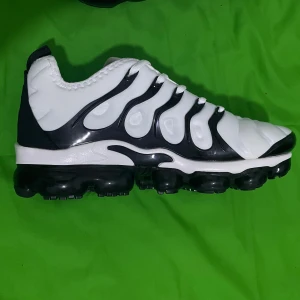 Svartvita sneakers med snörning - Hej säljer vapormax skor. Skorna är helt nya och aldrig använda. Säljer skorna eftersom skorna är inte min stil längre. Vid mer frågor? Hör av er gärna.