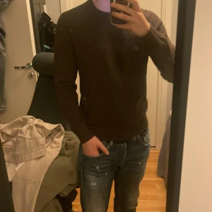 Mörkbrun stickad tröja - Stickad ulltröja från brothers. Riktigt skön vid kallare väder och riktigt fint skick. Bra pris också.