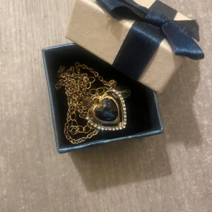Guldigt halsband med blå hjärthänge - Guldigt halsband med blå hjärthänge