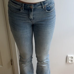 Ljusblå utsvängda jeans med stretch - Från vero Moda 💓