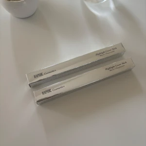 Rapide Cosmetics, Highlight Cover Stick  - Två Highlight Cover Stick från Rapide Cosmetics i nyansen Warm/Passionate. Kommer i stilrena, silvriga förpackningar med smal och avlång form – perfekt för att ljusa upp och framhäva ansiktets drag. 1 för 50kr, 2 för 85kr