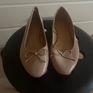 Beige ballerinaskor med rosett - Ett par jättefina ballerinaskor från h&m. Köpta på Plick och har endast använts en gång av mig. Säljer då de är för små för mig