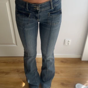 Blå bootcut jeans med fickdetaljer - Snygga blå jeans med bootcut passform från Nelly💓💓 Super populära just nu och får tyvärr inte plats längre i min garderob!!💓