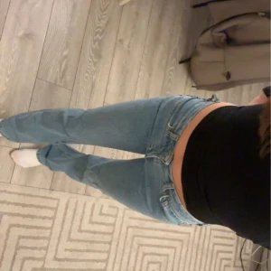 Low straight jeans från bikbok  - Säljer ett par ljusblå jeans från bikbok med låg midja och raka ben. Klassisk femficksmodell med bälteshällor och silverfärgad knapp. Mycket bra skick. Storlek w24 L32 som hjälp är jag cirka 173 och de sitter perfekt på mig 