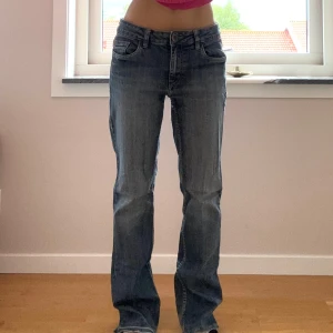 Lågmidjade bootcut jeans  - Sjukt coola lågmidjade bootcut-jeans som tyvärr är för stora i midjan på mig. Bra skick men lite slitna längst ned för de är för långa på mig. Skriv för fler bilder, skicka gärna prisförslag! 