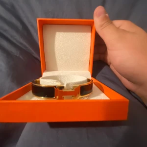 Hrmes armband  - Stiligt armband som ger en snygg look