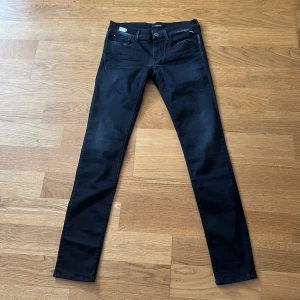 Replay Hyperflex - Svarta Replay Hyperflex jeans med slim passform. W28 L32. Klassisk femficksmodell med dragkedjegylf och Replay-logga på bakfickan. Stretchigt material för extra komfort. Perfekta för en stilren look. De är helt nya men gylfen går ej att stänga!! Skriv för fler frågor☝️