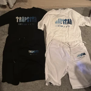 Trapstar T shirts och Shorts Set - Säljer två sets med Trapstar t shirts och shorts. Dom har aldrig varit använda o är i helt nyskick. Perfekt nu till sommaren, dom är i storlek S men kan nog passa folk med xs också! Tänker 300 för ett set, 500kr för båda. Väldigt prisvärt o behöver bli av med. 