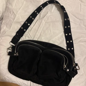 Svart väska i mocka Gina Tricot  - Svart väska i mocka från Gina Tricot, endast använd fåtal gånger 🖤