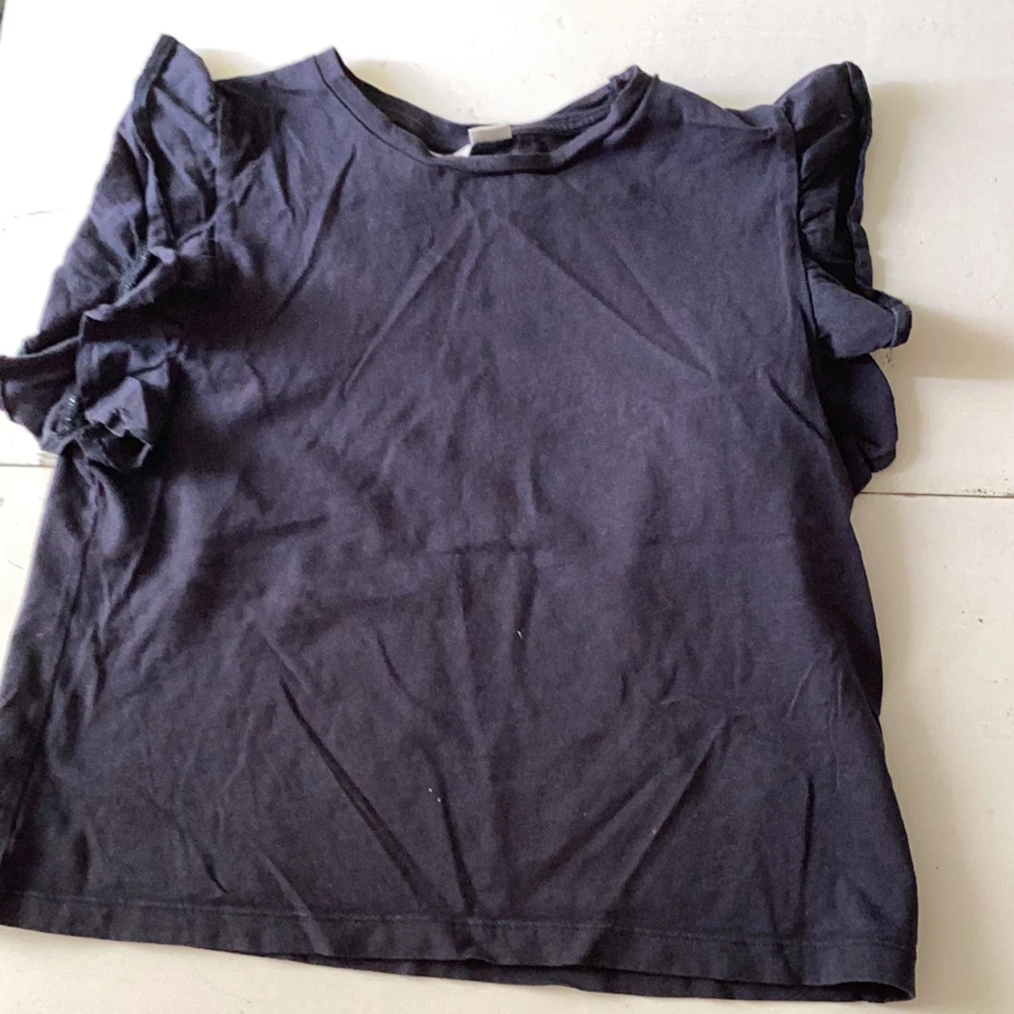 Mörkblå topp med volangärmar från Gina Tricot