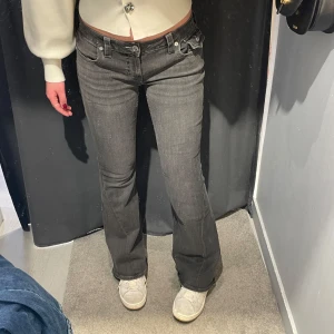 True Religion Jeans - Joey low rise flare jeans från true religion som används ett fåtal gånger. Bilderna är tagna när jag köpte jeansen om ni undrar över larmet😆 bara att skriva för fler bilder! ❤️
