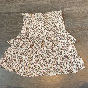 Volang kjol - Volang kjol med jättefint mönster!! Den sitter perfekt vid midjan och är varken för kort eller för lång!! Nypris 329💕💕