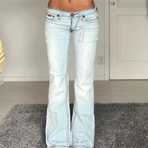 Jeans - Midjemått: 34cm rakt över, innerbenslängd: 81cm 💕