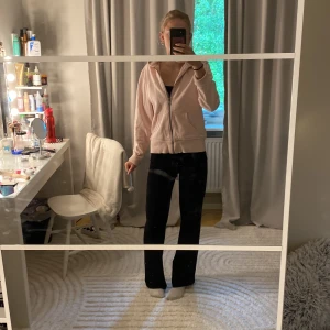 Ljusrosa zip  - Jättesöt zip tröja🥹 kommer inte till användning tyvärr💞 står ej storlek men sitter som xs/s