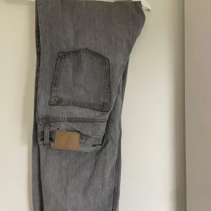 Grå jeans från junkyard, rak passform - Fint men använt skick, från junkyard, strl 36, grå, mellanhög midja