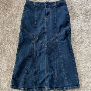 Jeanskjol - Mörkblå jeanskjol från Na-kd, tightare upptill och vid nedtill, strl 36, fint skick