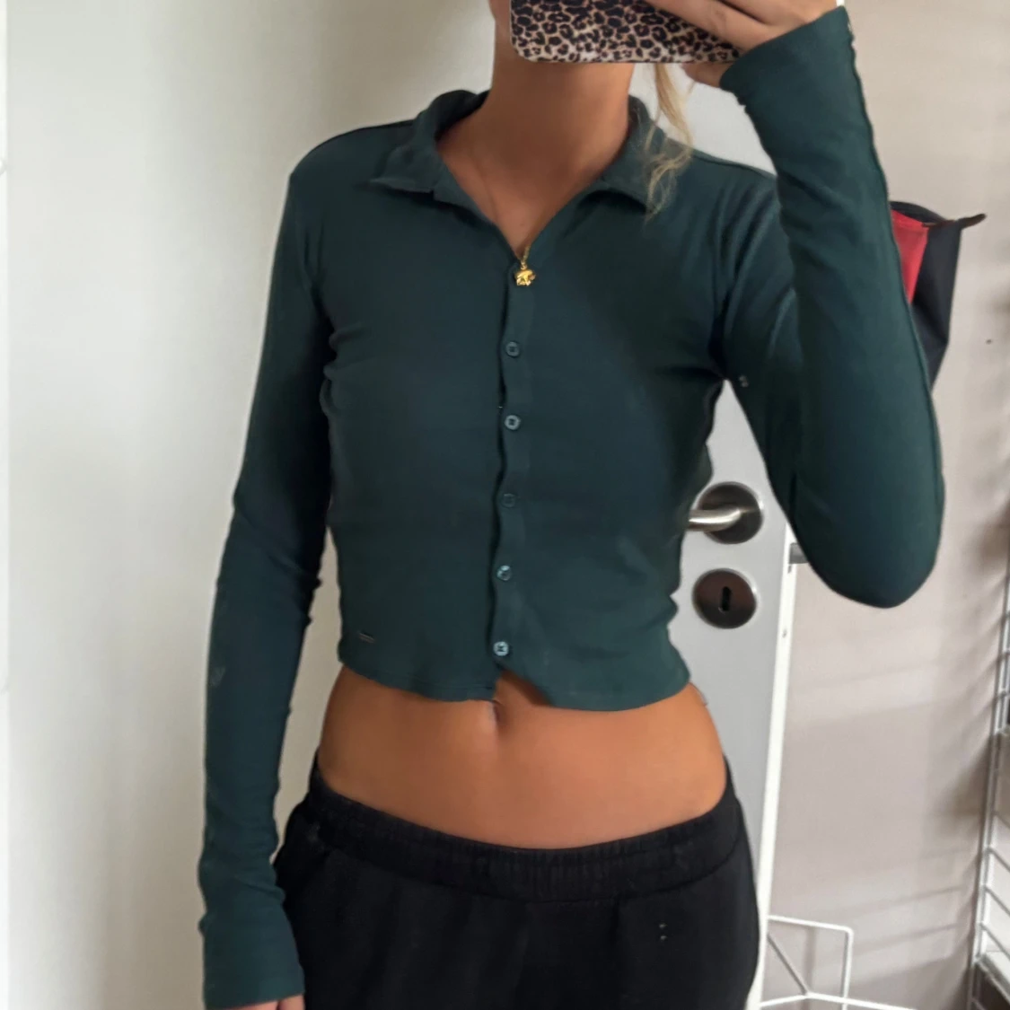 Mörkgrön croppad skjorta med knappar