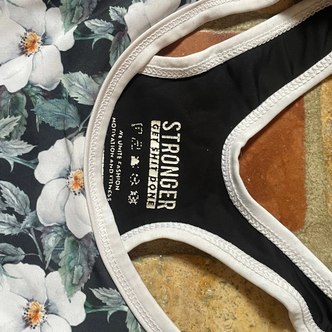 Blommig sporttopp från Stronger - 1