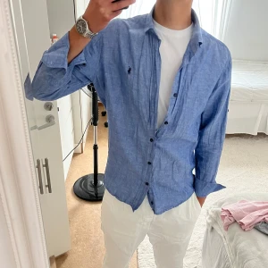 Ralph Lauren Linne skjorta  - Säljer min fina Ralph Lauren Linne skjorta i storlek M. Perfekt nu inför sommaren. Den har inga defekter och modellen är 185 ungefär och väger 66 kg. Passar dig som är runt 180-190. Skriv om du har några funderingar:)