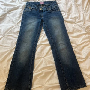 Lågmidjade jeans - Mörkblå lågmidjade jeans, inga tecken på användning. MIDJEMÅTT: 34.5 cm, INNERBENSLÄNGD: 74 cm, MIDJEHÖJD: 15 cm