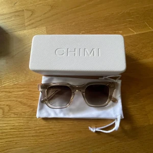 Beige solglasögon från CHIMI - Säljer ett par snygga solglasögon från CHIMI med transparent beige båge.