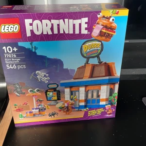 LEGO Fortnite Durrr Burger Restaurant 77076 jag vann den i en turnering  - Bygg det ikoniska Durrr Burger-restaurangen från Fortnite med detta LEGO-set! Perfekt för dig som älskar gaming och kreativt byggande. Innehåller 546 delar och coola minifigurer. Passar både Fortnite-fans och LEGO-entusiaster från 10 år och uppåt.