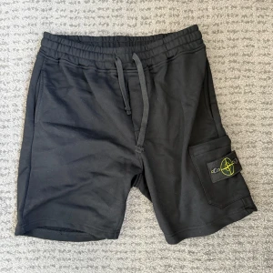 Stone Island Shorts - Strl XL men liten i strl så kan passa dig som har M/L. Använd enbart fåtal gånger, mycket bra skick!