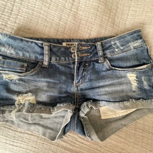 Lågmidjade jeansshorts - Säljer dessa skit snygga Lågmidjade jeansshortsen💕💕🥰hör av dig om du har några frågor!